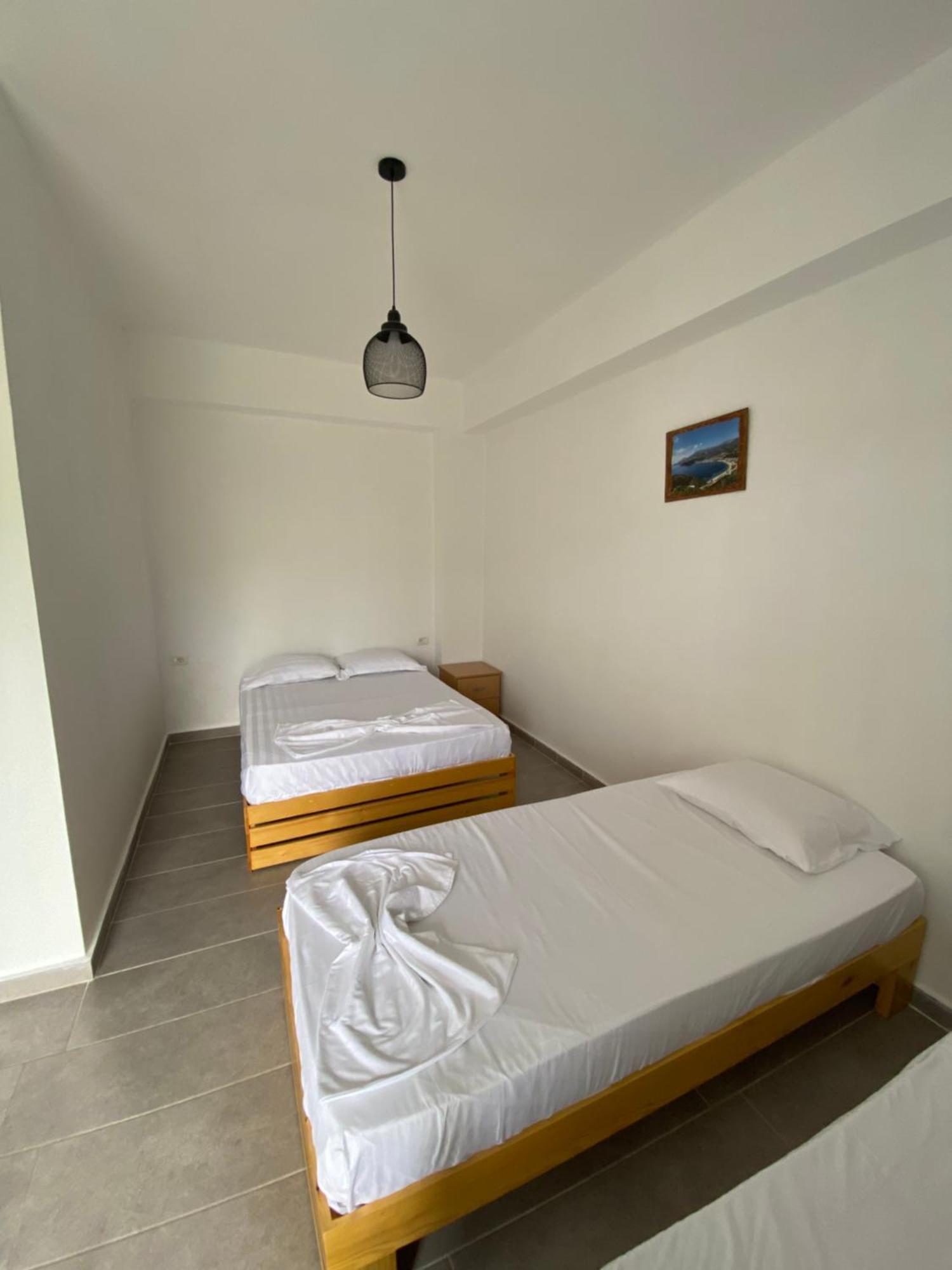 Eleni'S Holiday Rooms Himare Buitenkant foto