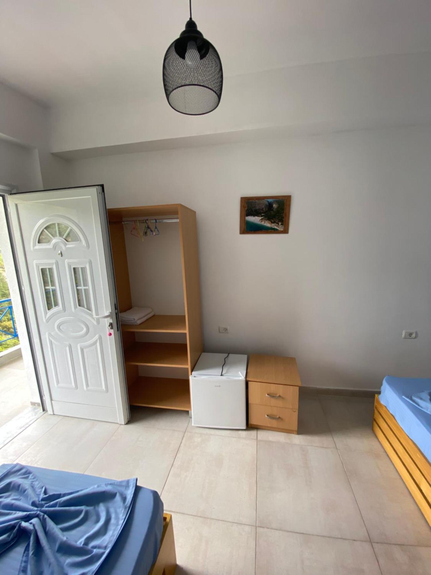 Eleni'S Holiday Rooms Himare Buitenkant foto